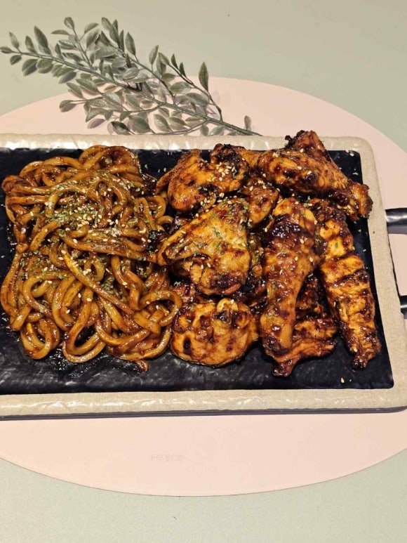 찐이야숯불두마리치킨 이미지