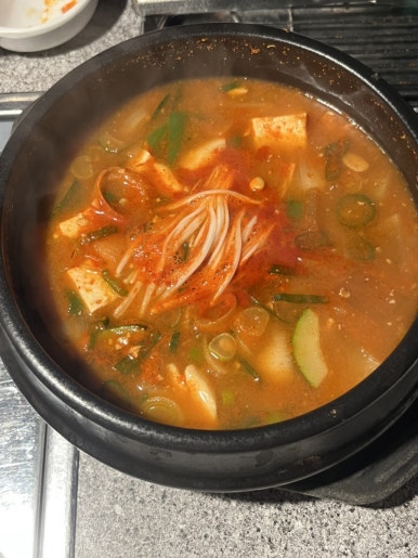 누룽지 굽는 남자 이미지