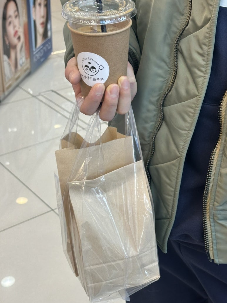 커피내리는부부 이미지