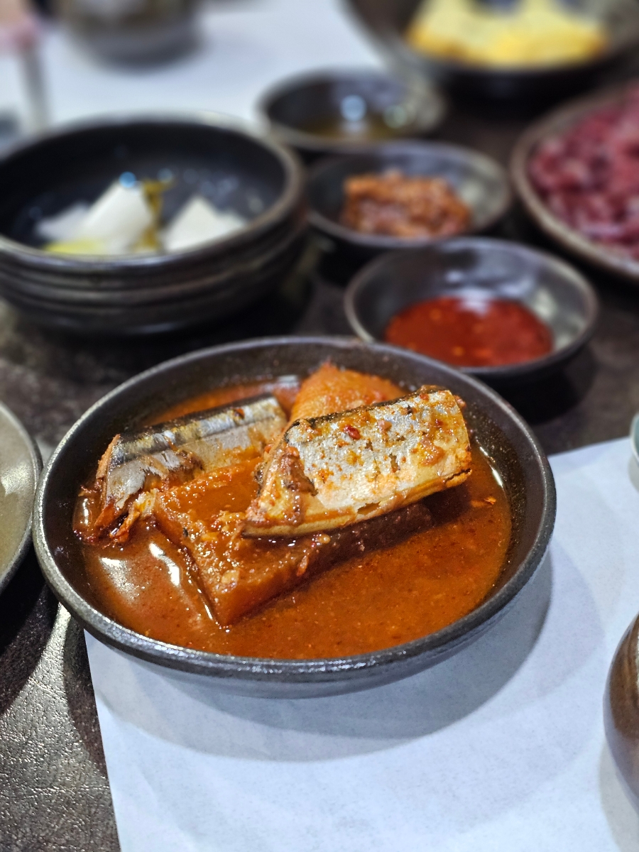 육회랑뭉티기 이미지