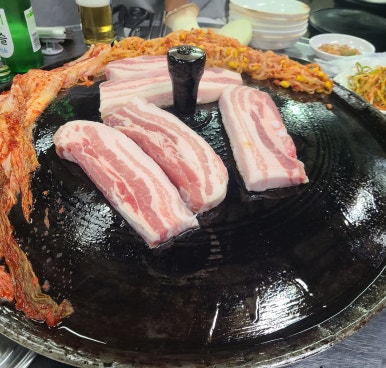국민 솥뚜껑 생고기 이미지