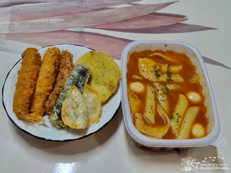 떡볶이 퍼주는 판다 이미지
