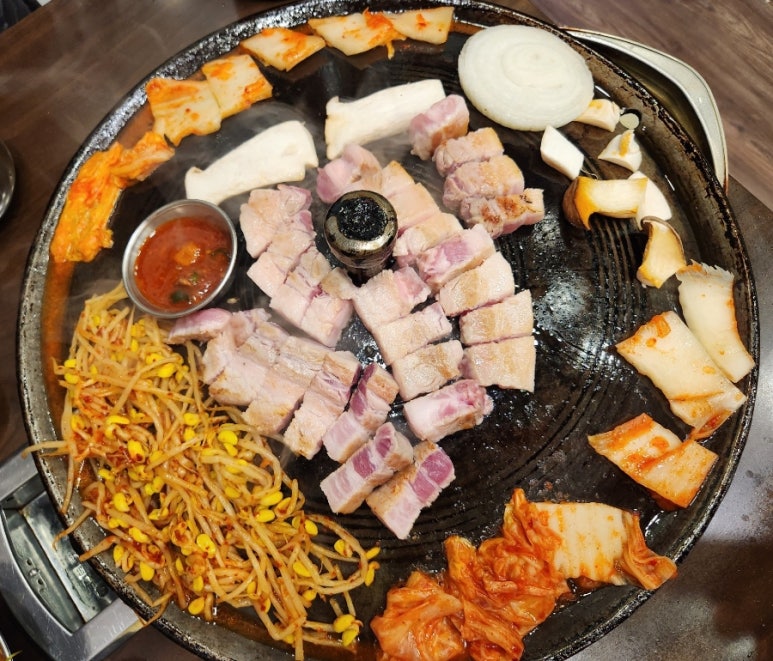 황금돼지솥뚜껑삼겹살 이미지