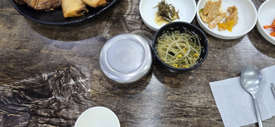 엄마의 김치찌개 밥상 이미지