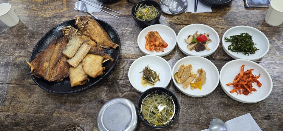 엄마의 김치찌개 밥상 이미지