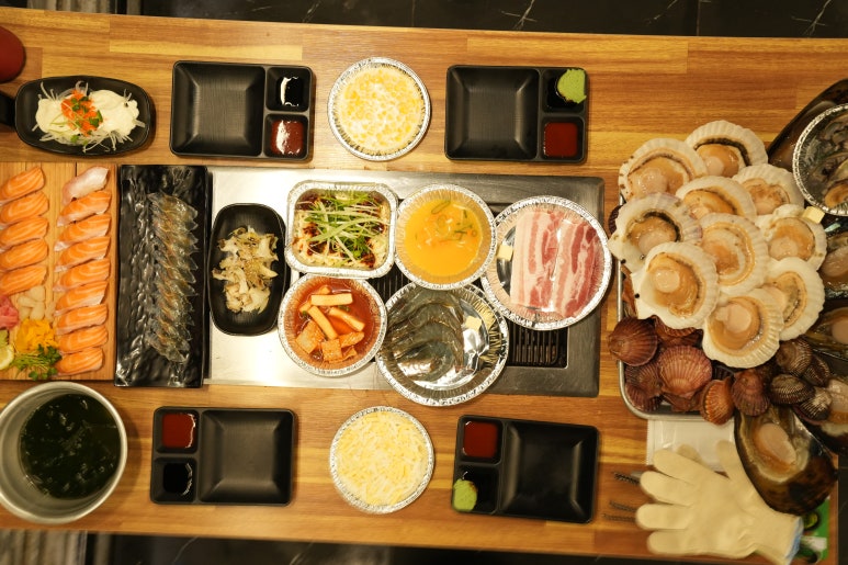 조개까는 삼겹살 이미지