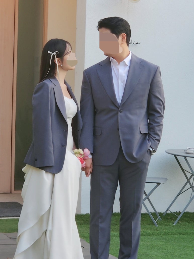 깻잎 앞머리 생머리에 작은 리본을 단 모습
