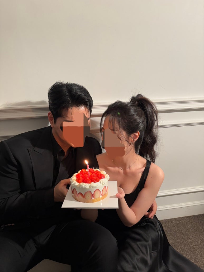 검정 원피스에 하이 포니테일, 앞머리와 잔머리를 살렸어요