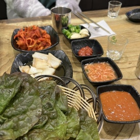 돼지가족 왕족발 이미지