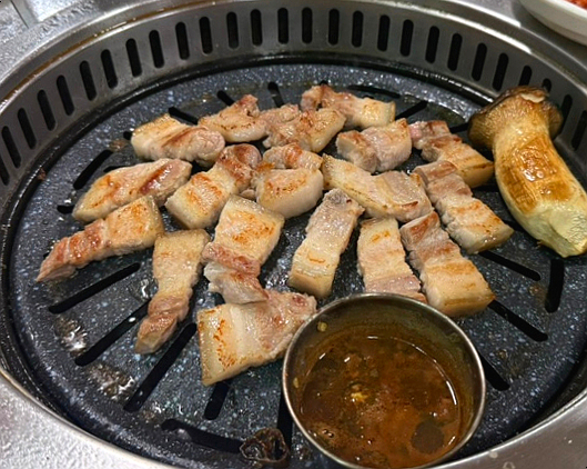 기운네흑돼지 이미지