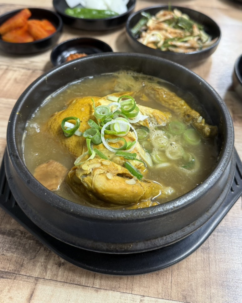 초석잠상황버섯삼계탕 이미지