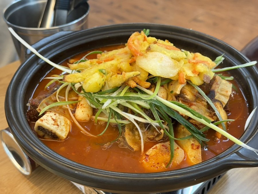홍칼라소갈비찜 이미지