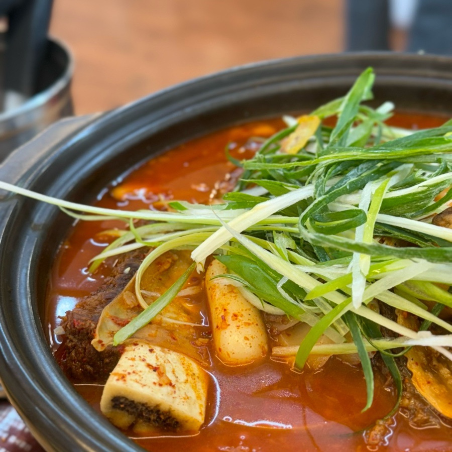 홍칼라소갈비찜 이미지