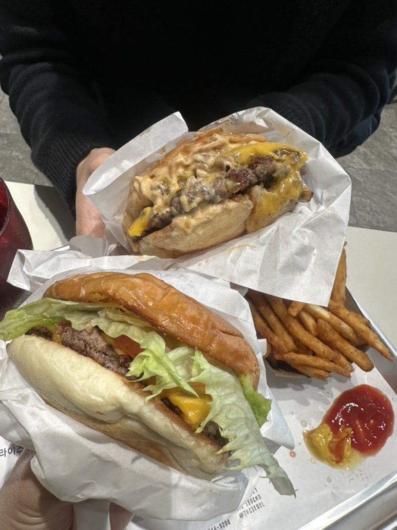 더 리얼치즈 버거 서초 이미지
