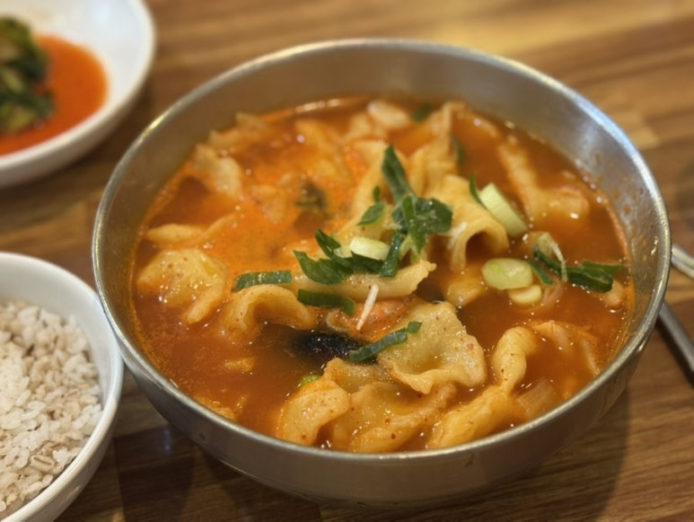 얼큰수제비해물칼국수 이미지