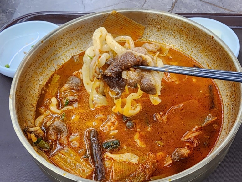 얼큰칼국수 이미지