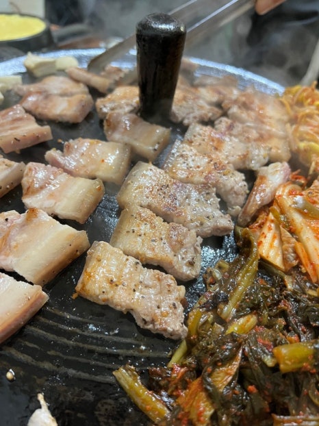 솥뚜껑생삼겹살 이미지
