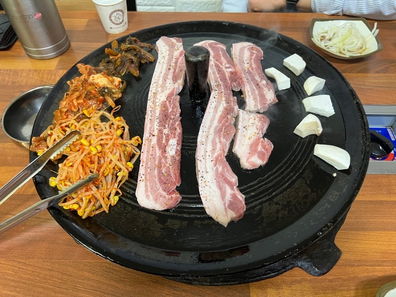 솥뚜껑생삼겹살 이미지