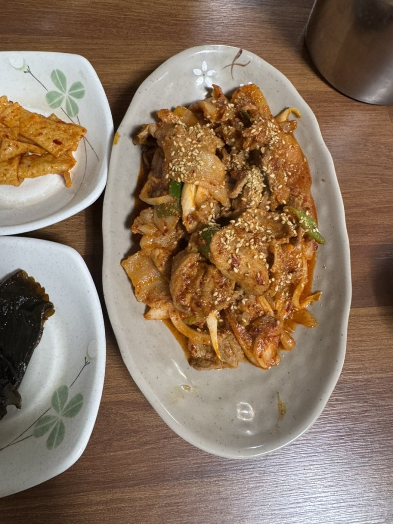 제육의습격 이미지