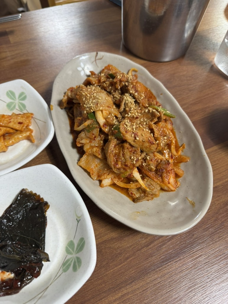 제육의습격 이미지