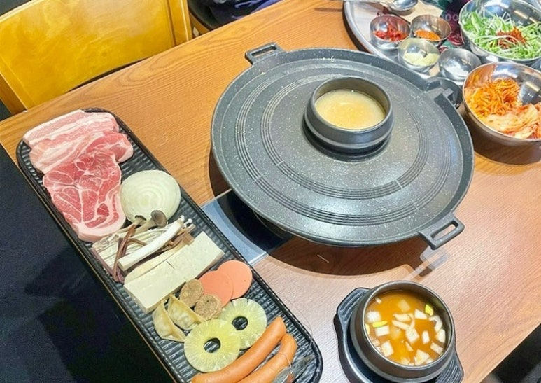 뚝배기솥뚜껑삼겹살 이미지