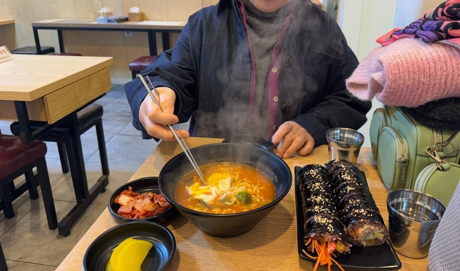 모퉁이흑미김밥 이미지