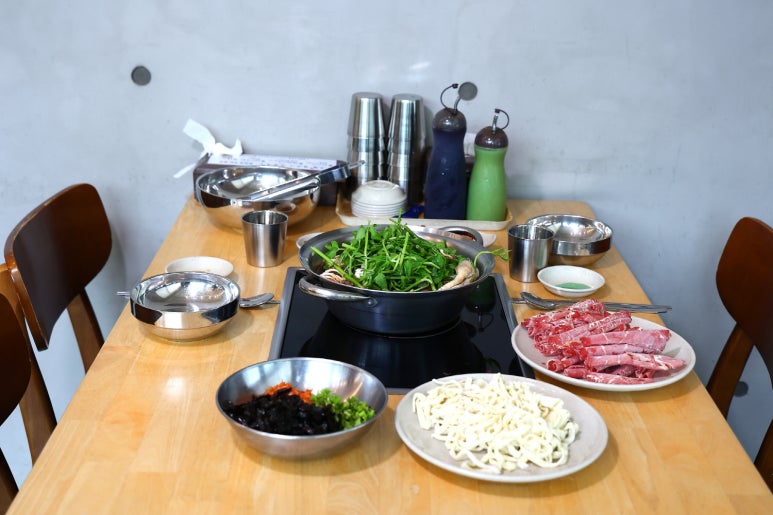 샤브손칼국수 이미지