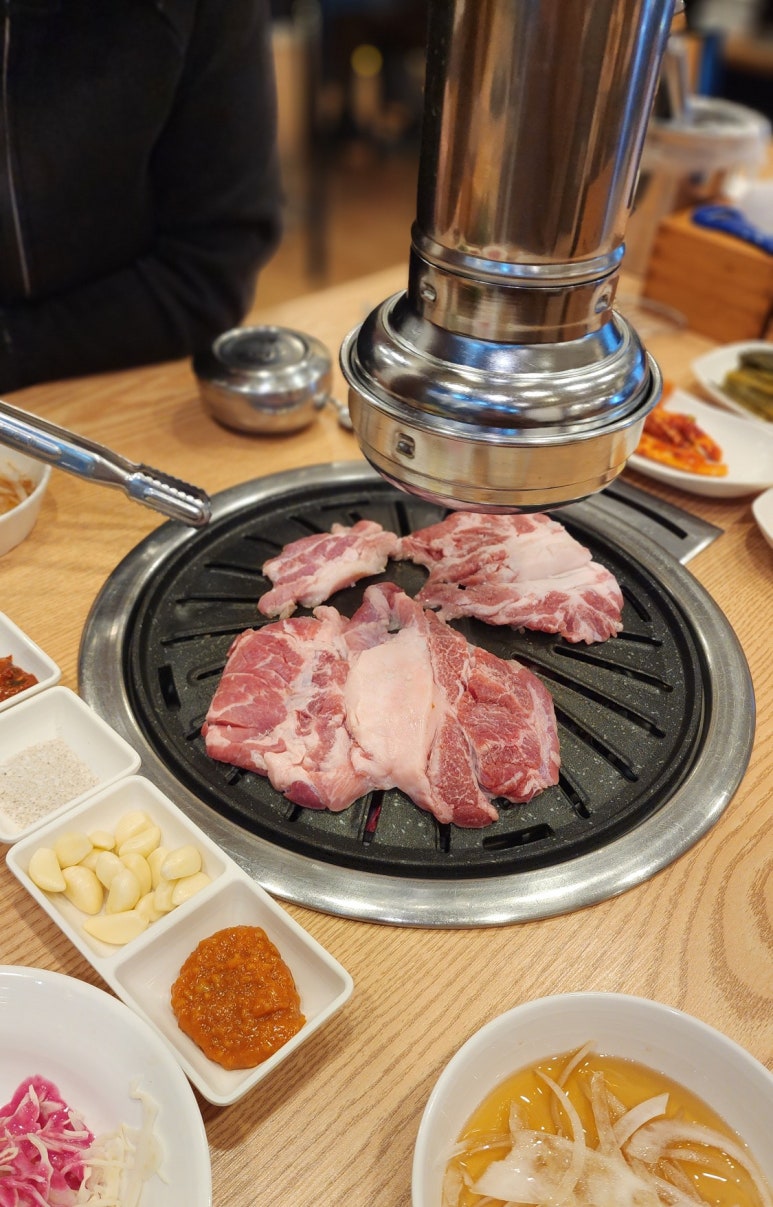 육탐숯불구이 이미지