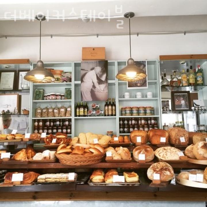 더베이커스테이블 이미지