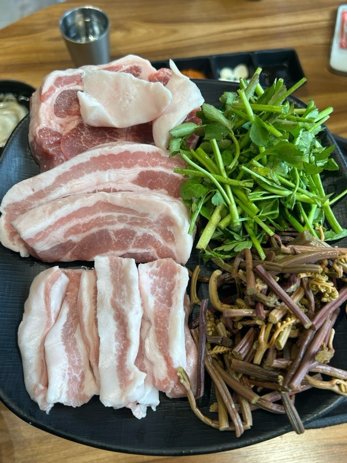 뚝배기솥뚜껑삼겹살 이미지