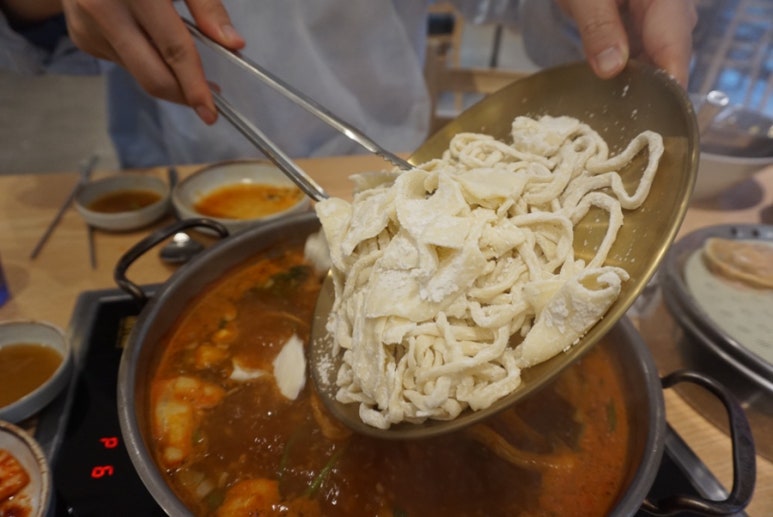 얼큰샤브샤브칼국수 이미지