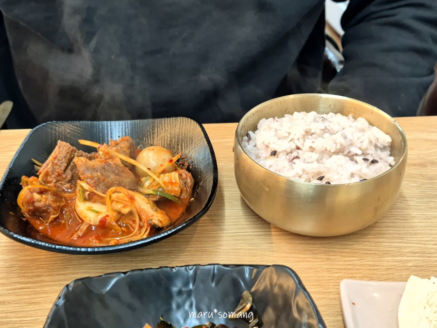 홍칼라소갈비찜 이미지