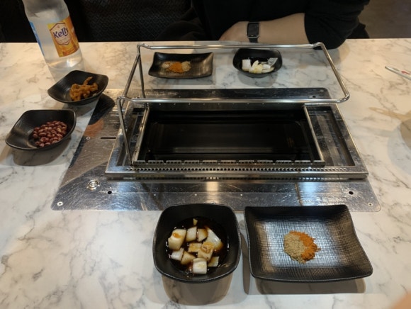 순한양꼬치양다리걸쳐 이미지