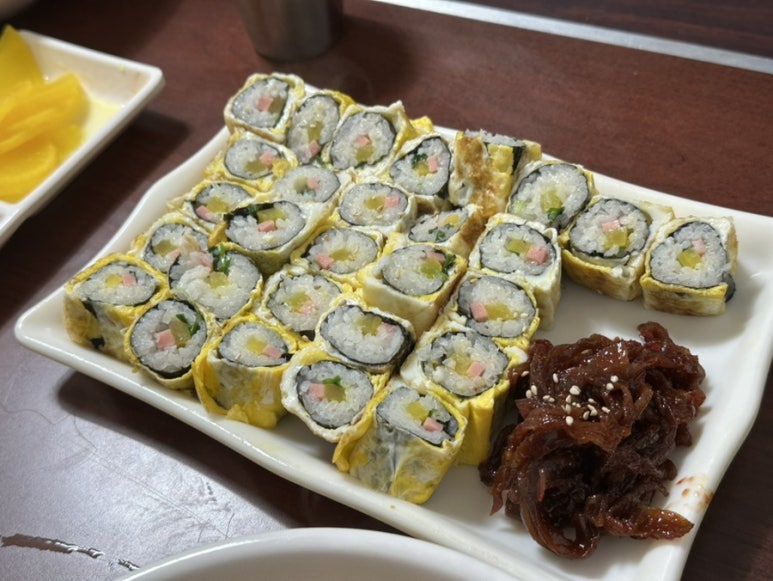 짠지계란말이김밥 이미지