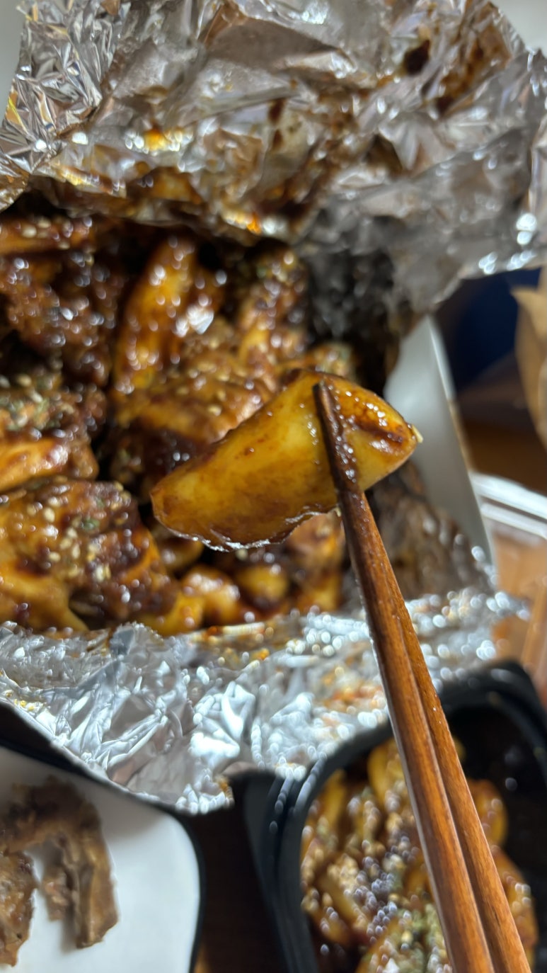 찐불이찐숯불두마리치킨 이미지