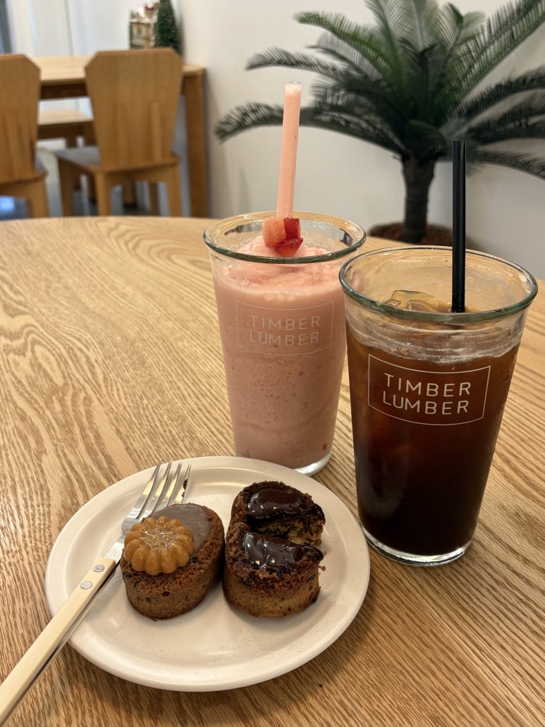 카페팀버럼버 이미지