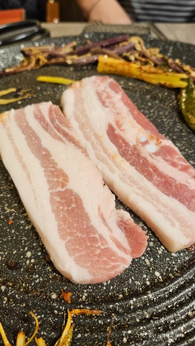 솥뚜껑에꽃한판 이미지