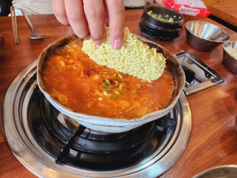 돼지듬뿍진짜김치찌개 이미지