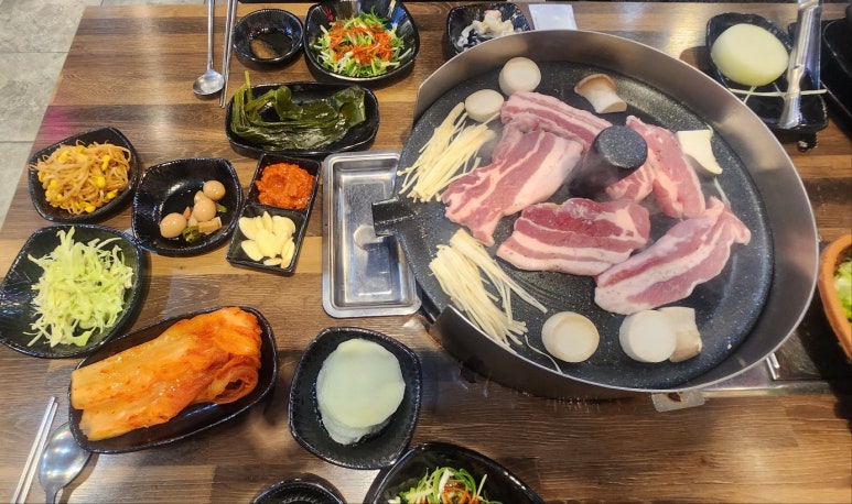 동산 솥뚜껑삼겹살 이미지