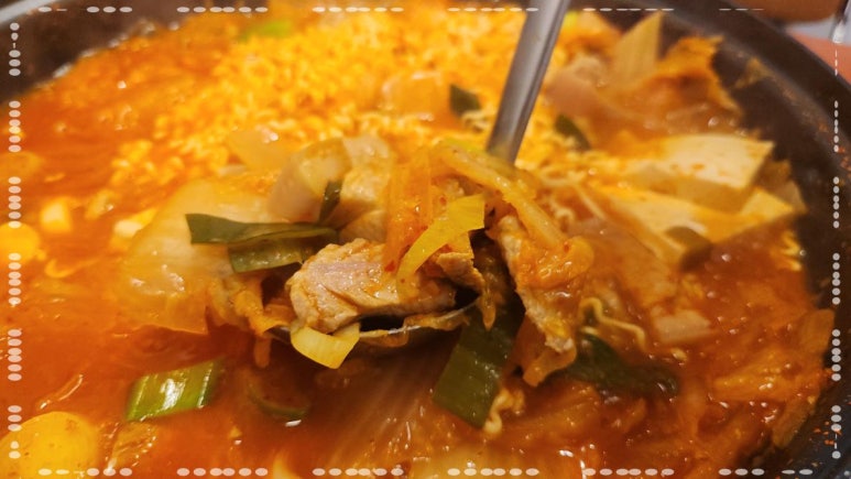 푸짐한김치찌개 이미지