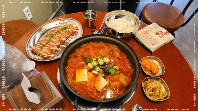푸짐한김치찌개 이미지