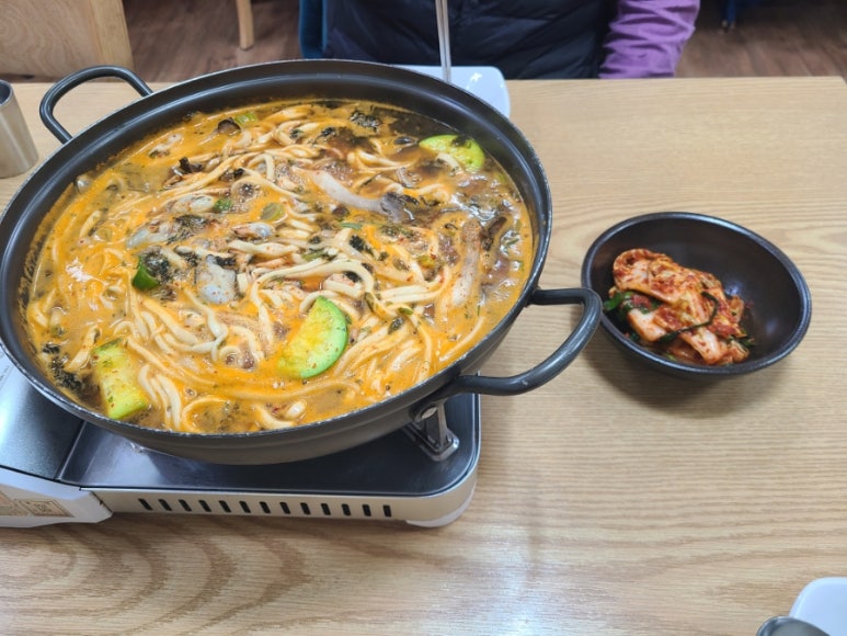 암돌 속풀이 칼국수 이미지