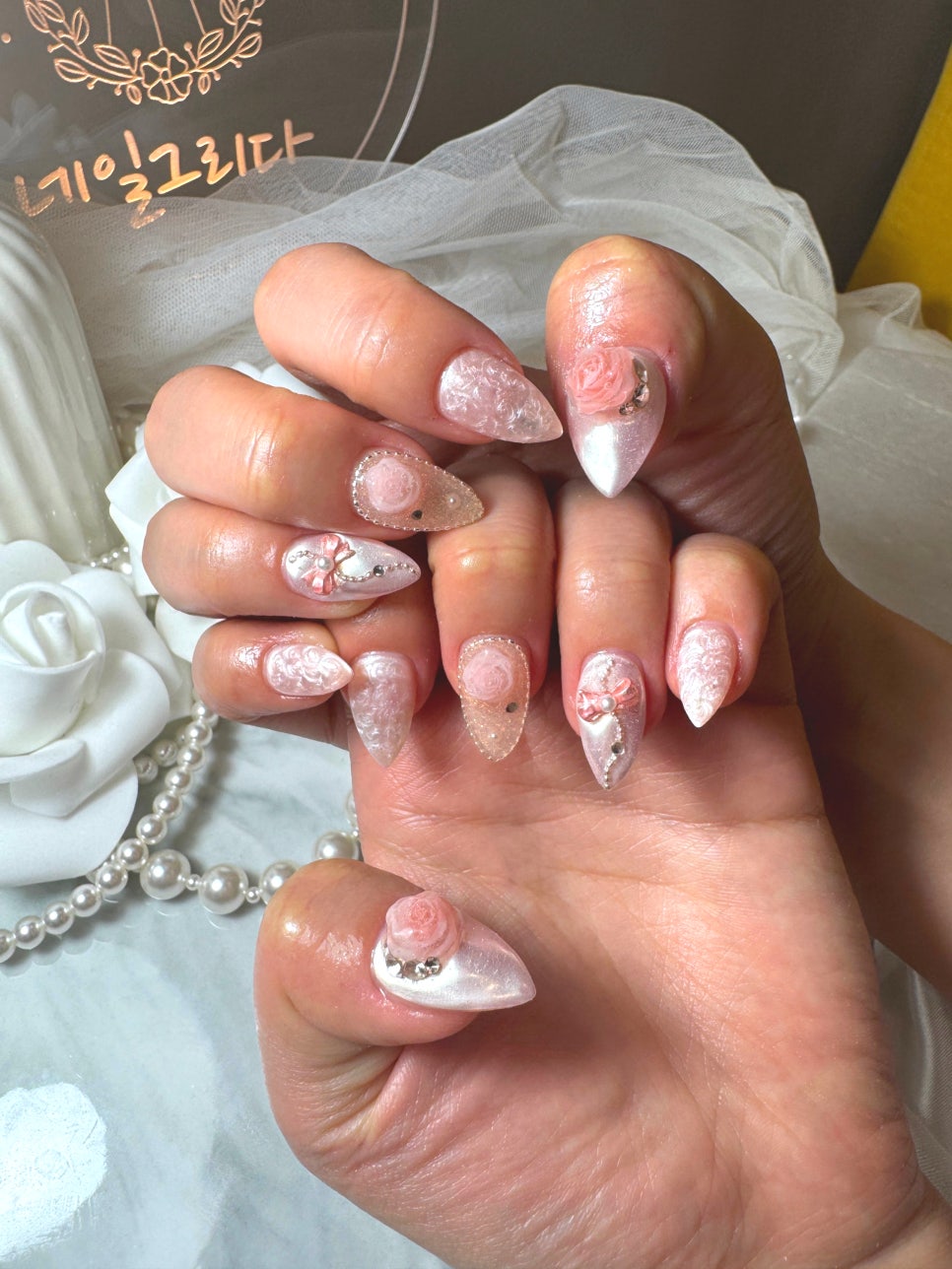 손톱을 그리다 이미지