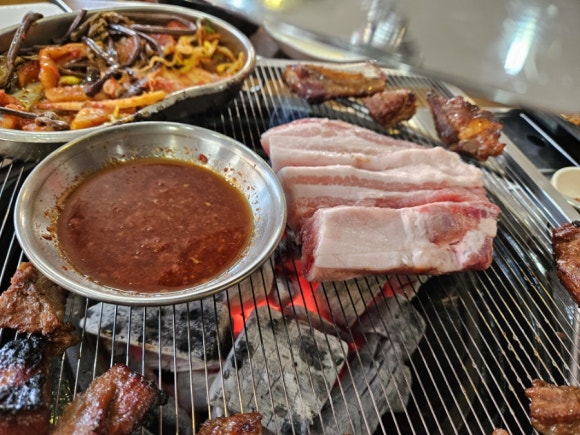 고기먹는날 돈생갈비 이미지