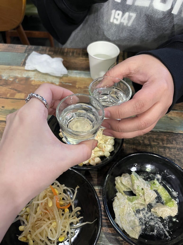초가에 걸린 달 이미지