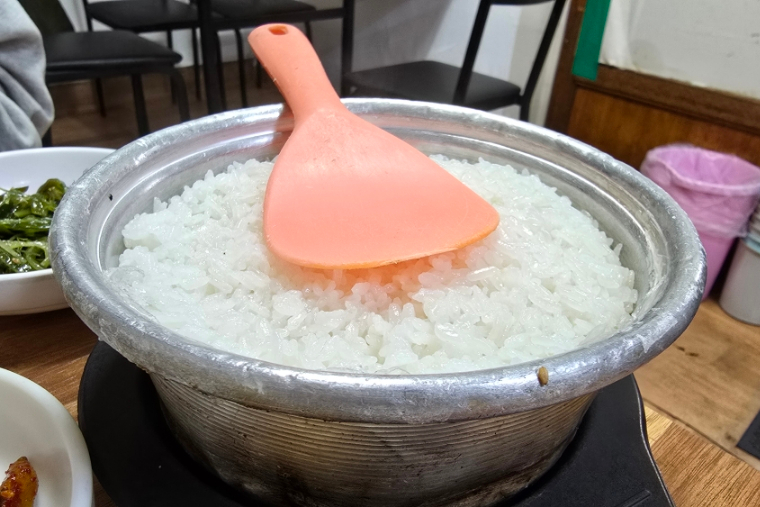갓 지은 식탁 이미지