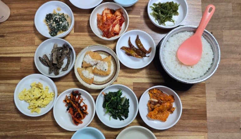 갓 지은 식탁 이미지