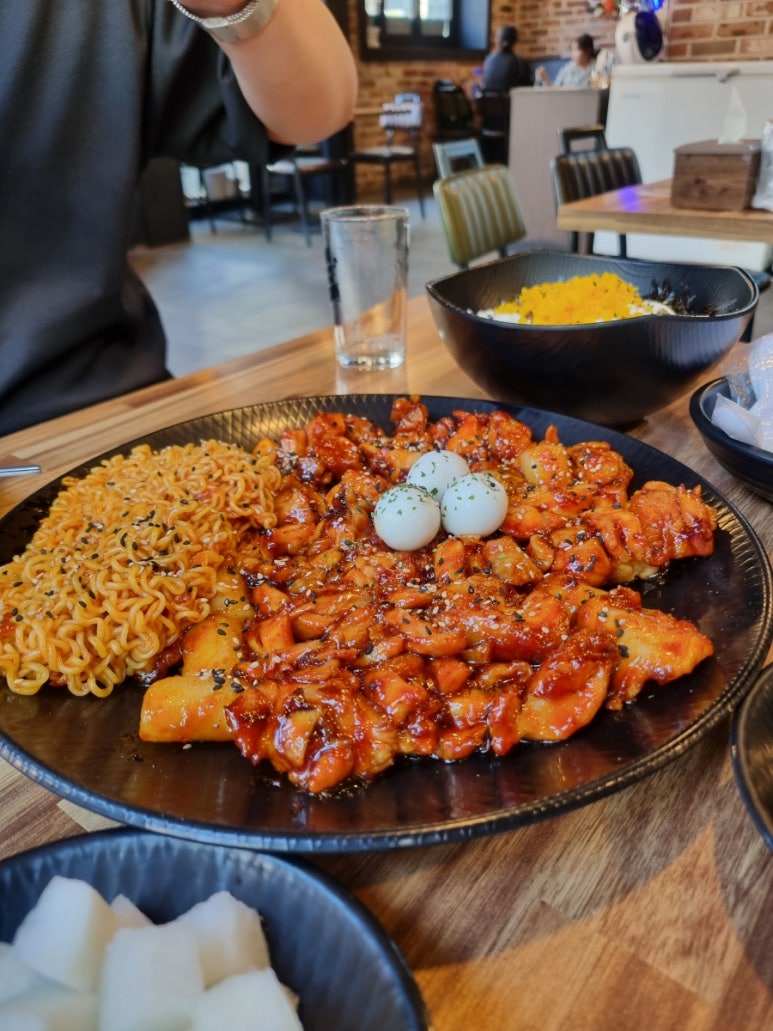 꼬꼬아찌숯불치킨 이미지