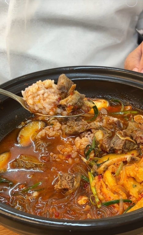홍칼라소갈비찜 이미지
