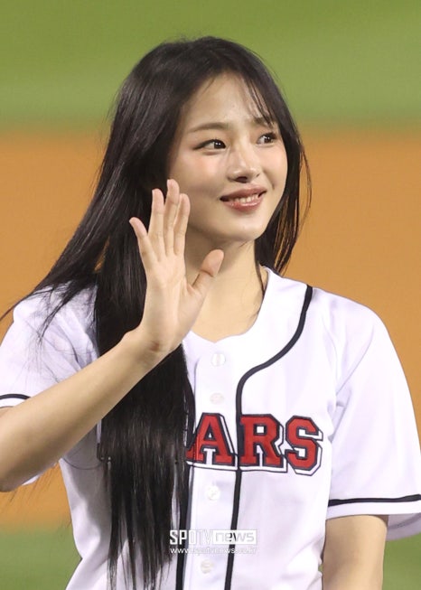 뉴진스 빨강 이미지